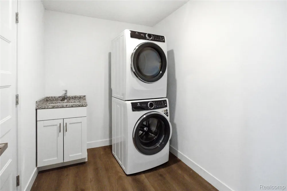 166 Oak St. Street #304 Wyandotte City, MI 48192