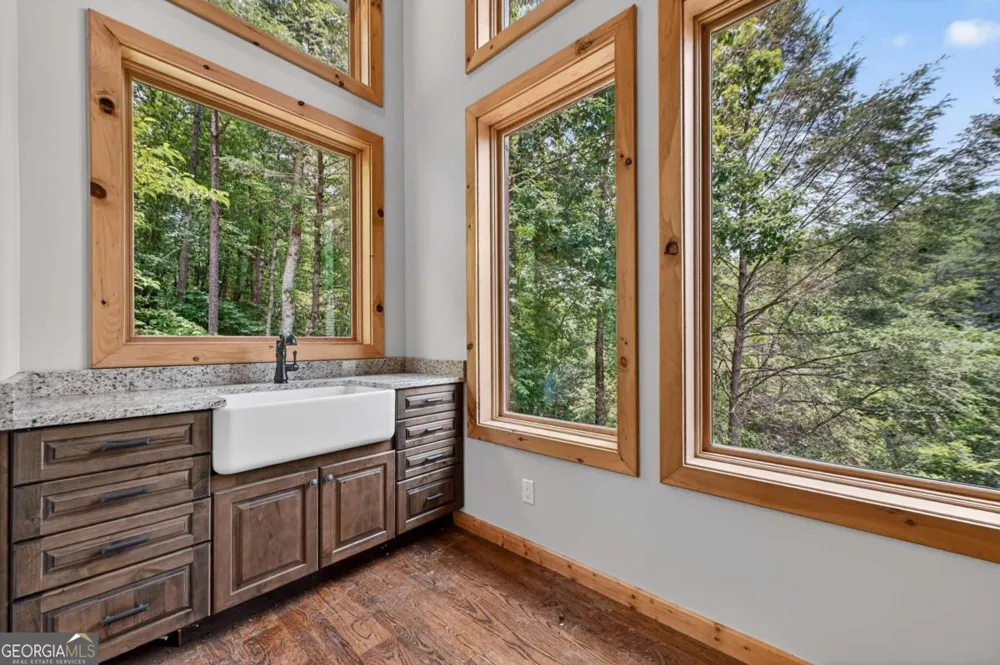 192 Delphi Hills LN McCaysville, GA 30555