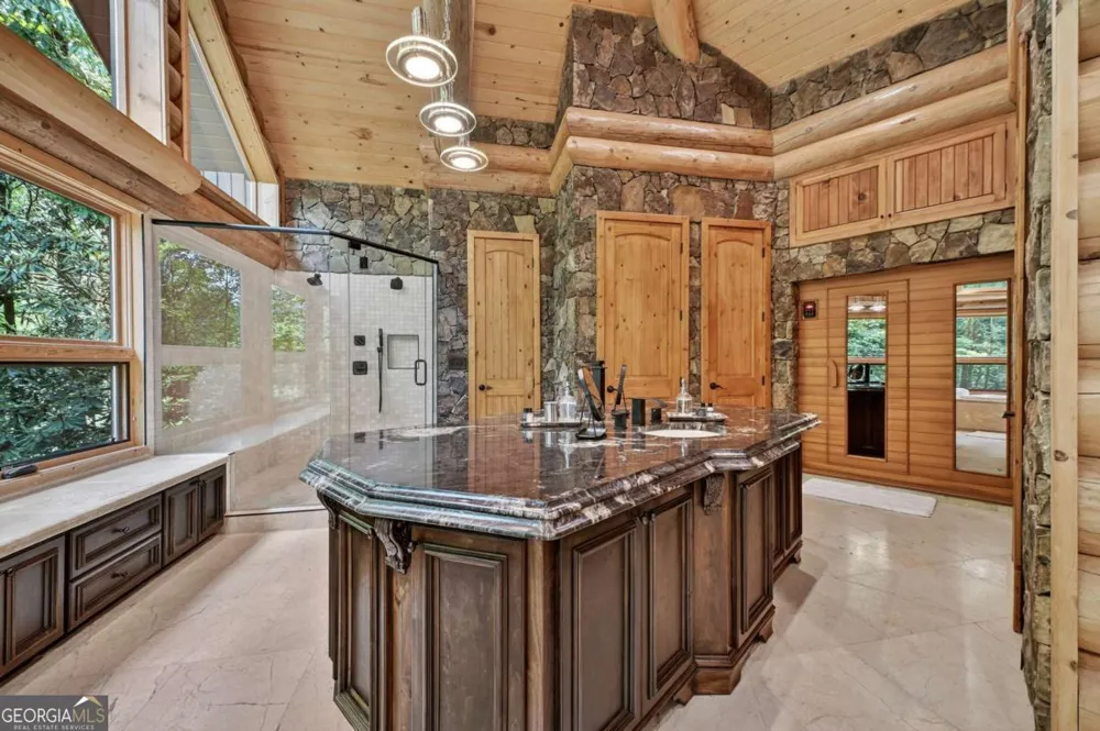 192 Delphi Hills LN McCaysville, GA 30555