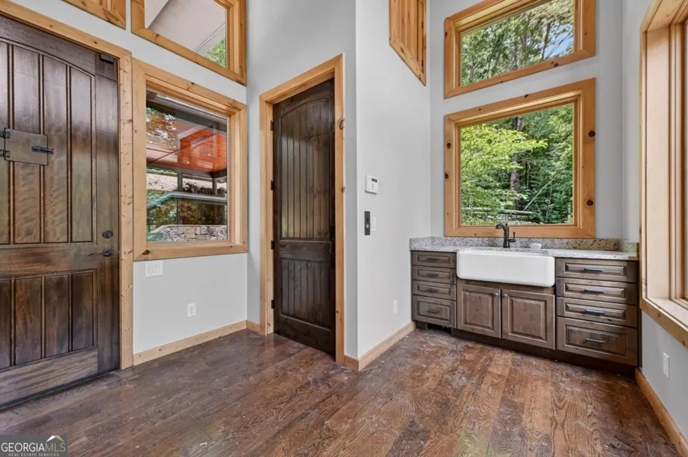 192 Delphi Hills LN McCaysville, GA 30555