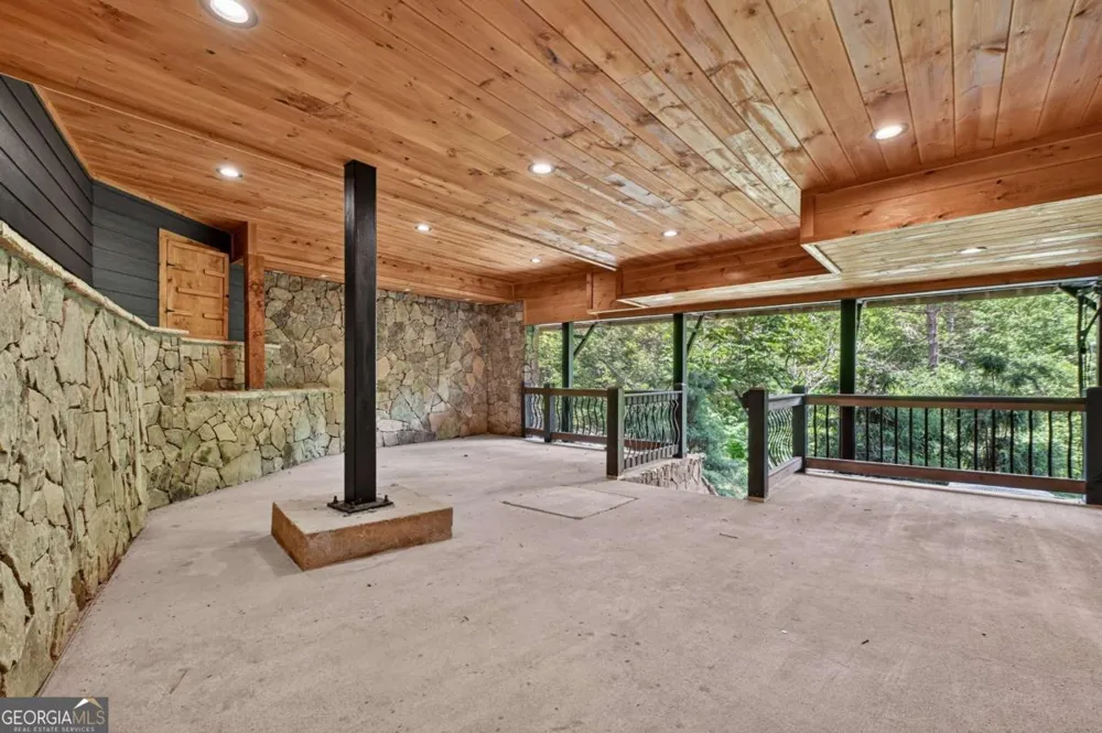 192 Delphi Hills LN McCaysville, GA 30555