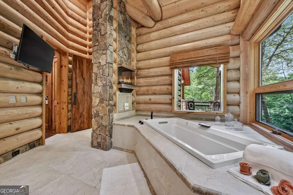 192 Delphi Hills LN McCaysville, GA 30555