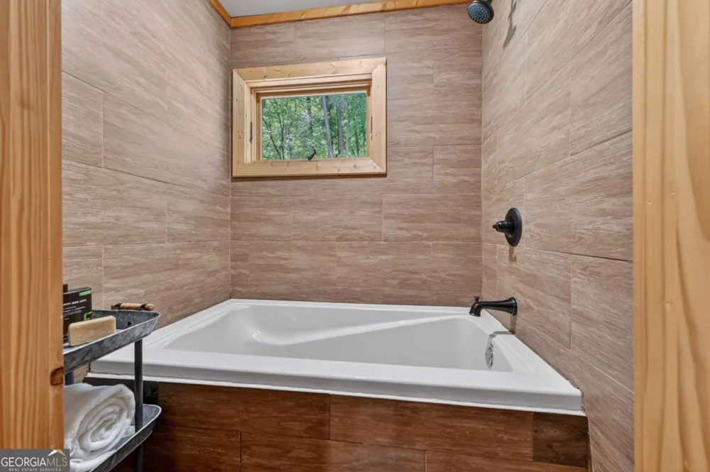 192 Delphi Hills LN McCaysville, GA 30555