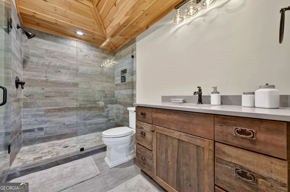 192 Delphi Hills LN McCaysville, GA 30555