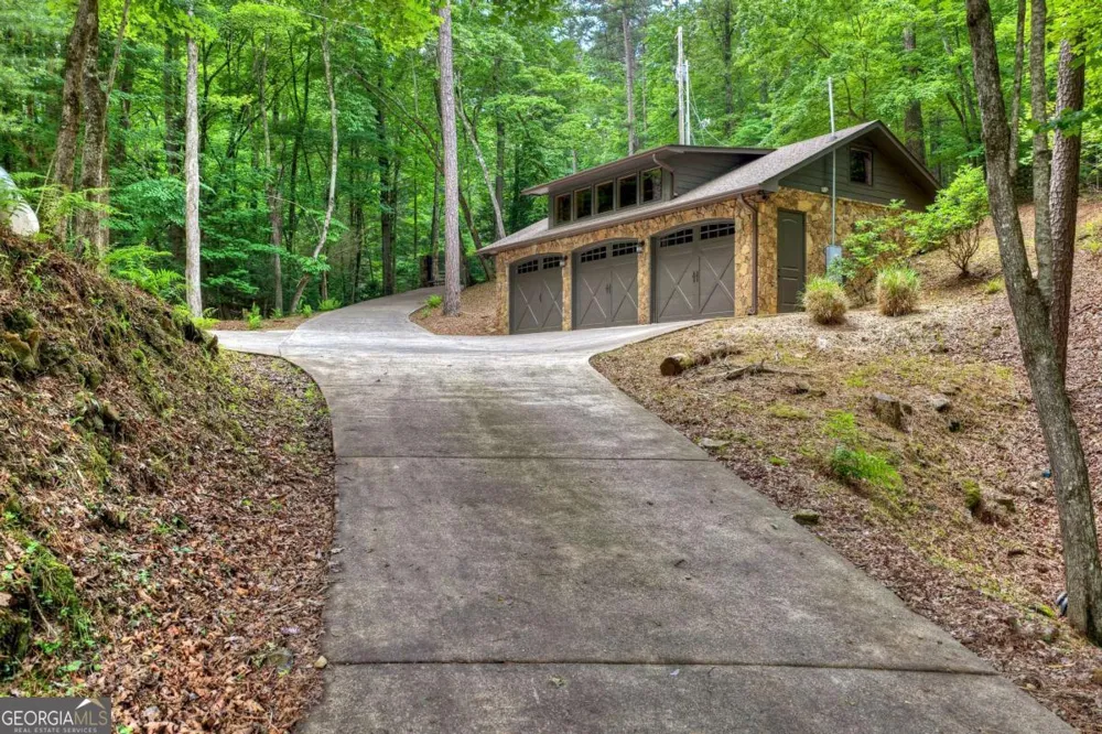 192 Delphi Hills LN McCaysville, GA 30555