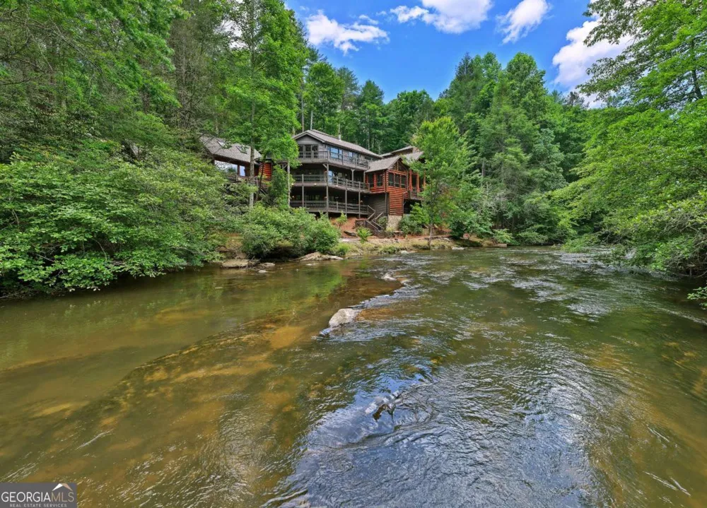 192 Delphi Hills LN McCaysville, GA 30555