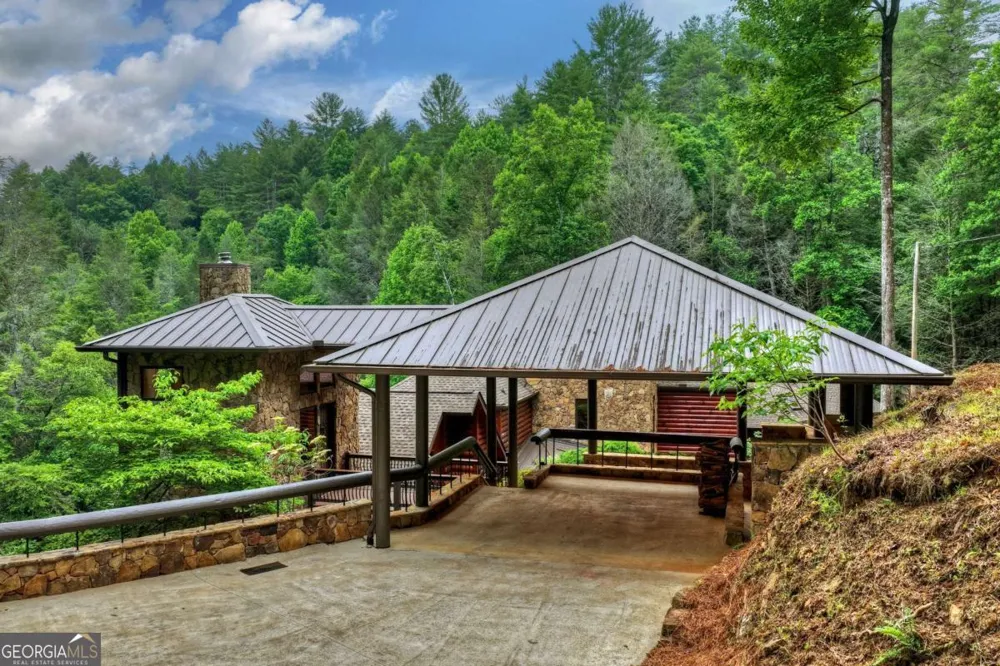 192 Delphi Hills LN McCaysville, GA 30555