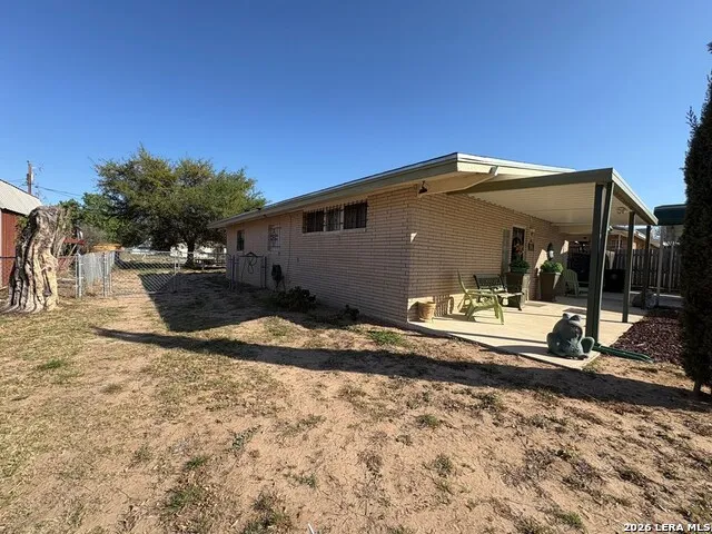 403 11th Carrizo Springs, TX 78834
