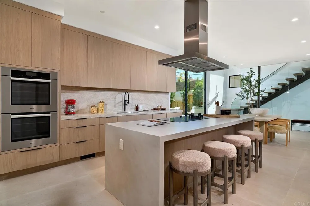 228 Helix Solana Beach, CA 92075