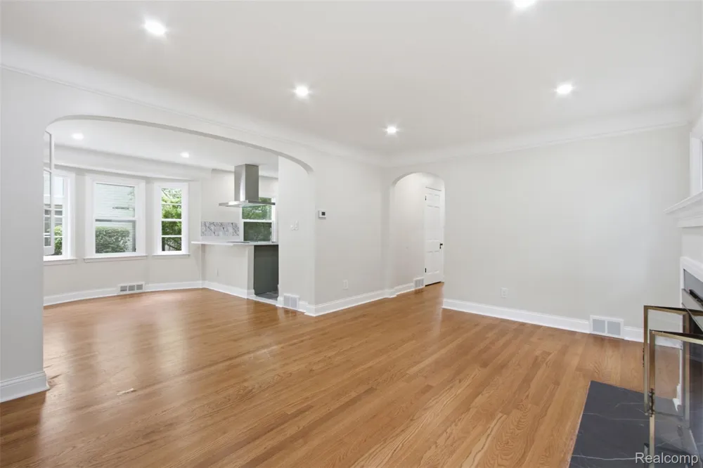 1388 Vernier Road Grosse Pointe Woods City, MI 48236