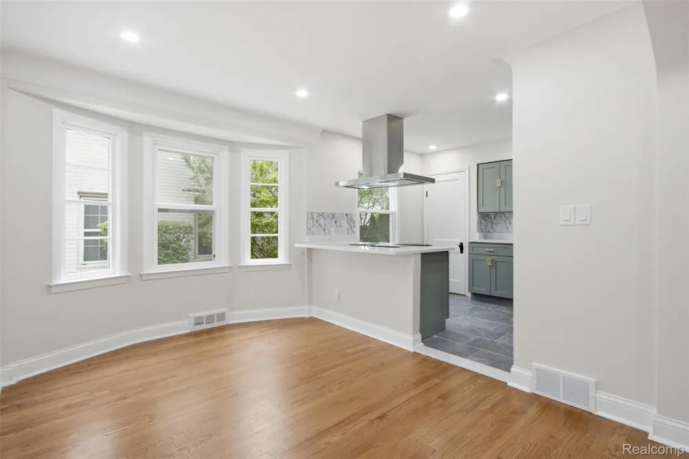 1388 Vernier Road Grosse Pointe Woods City, MI 48236