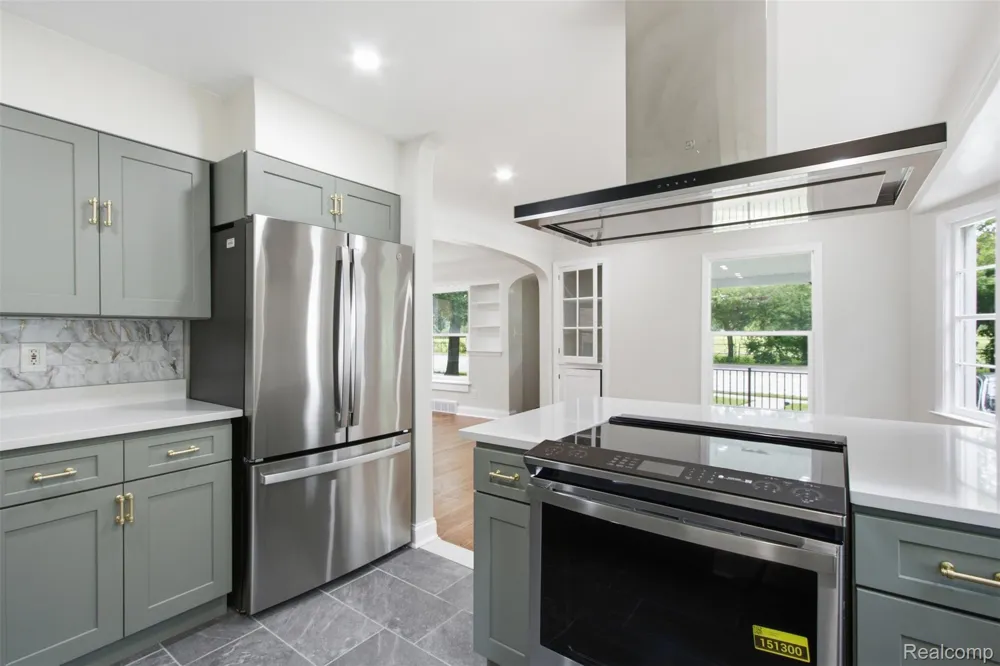 1388 Vernier Road Grosse Pointe Woods City, MI 48236
