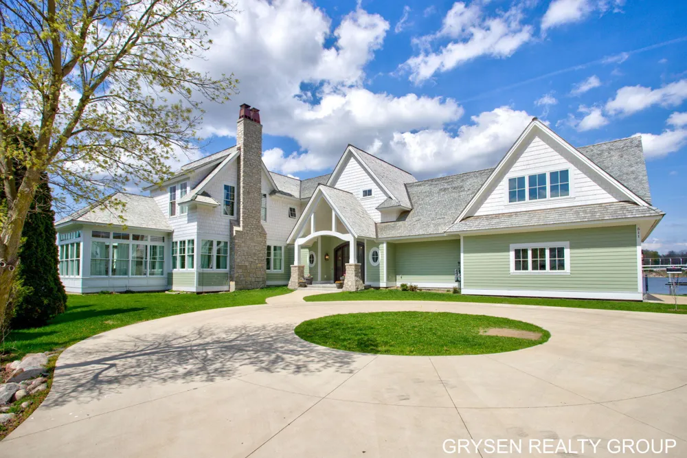 511 Lake Drive Caledonia, MI 49316