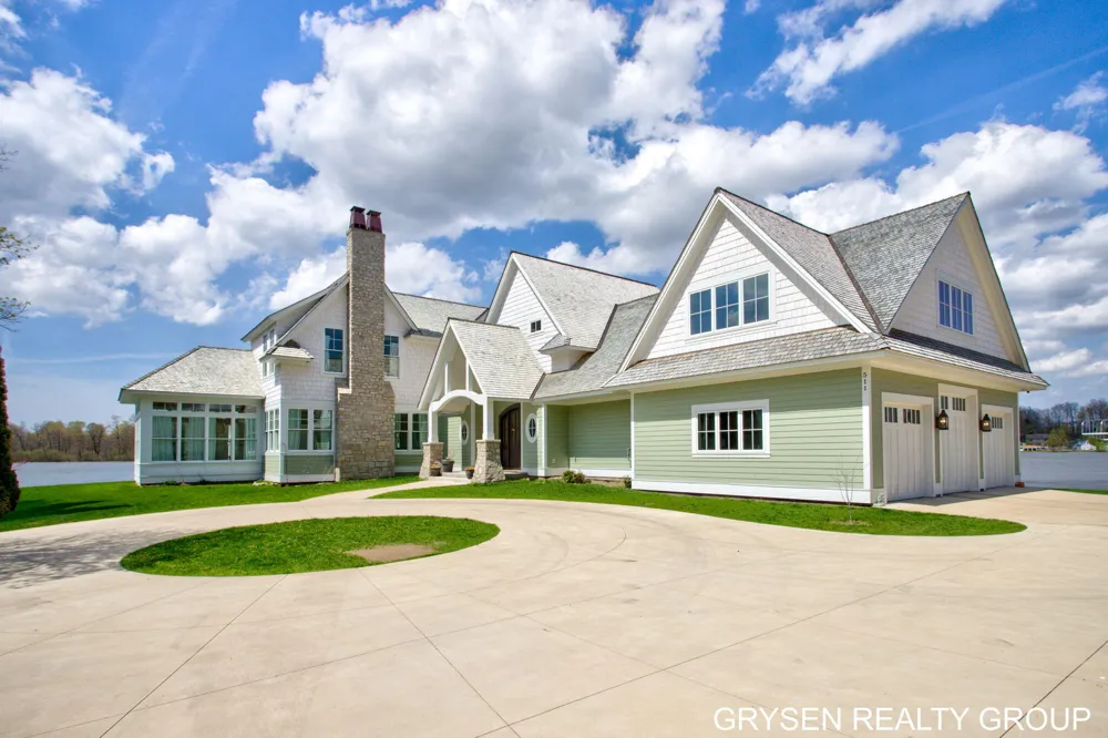 511 Lake Drive Caledonia, MI 49316