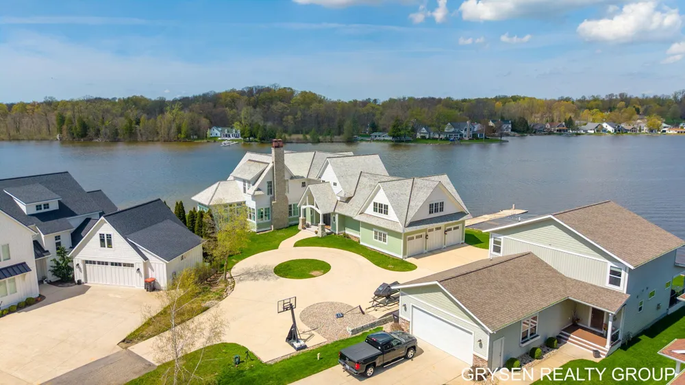 511 Lake Drive Caledonia, MI 49316