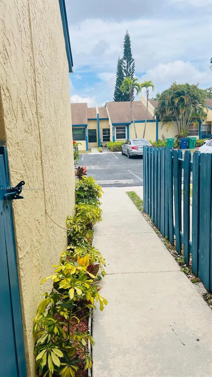 7394 NW 34th St Lauderhill, FL 33319