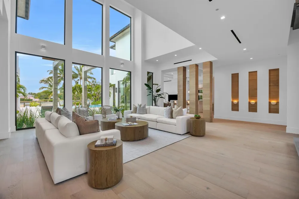 19175 W Riverside Drive Tequesta, FL 33469