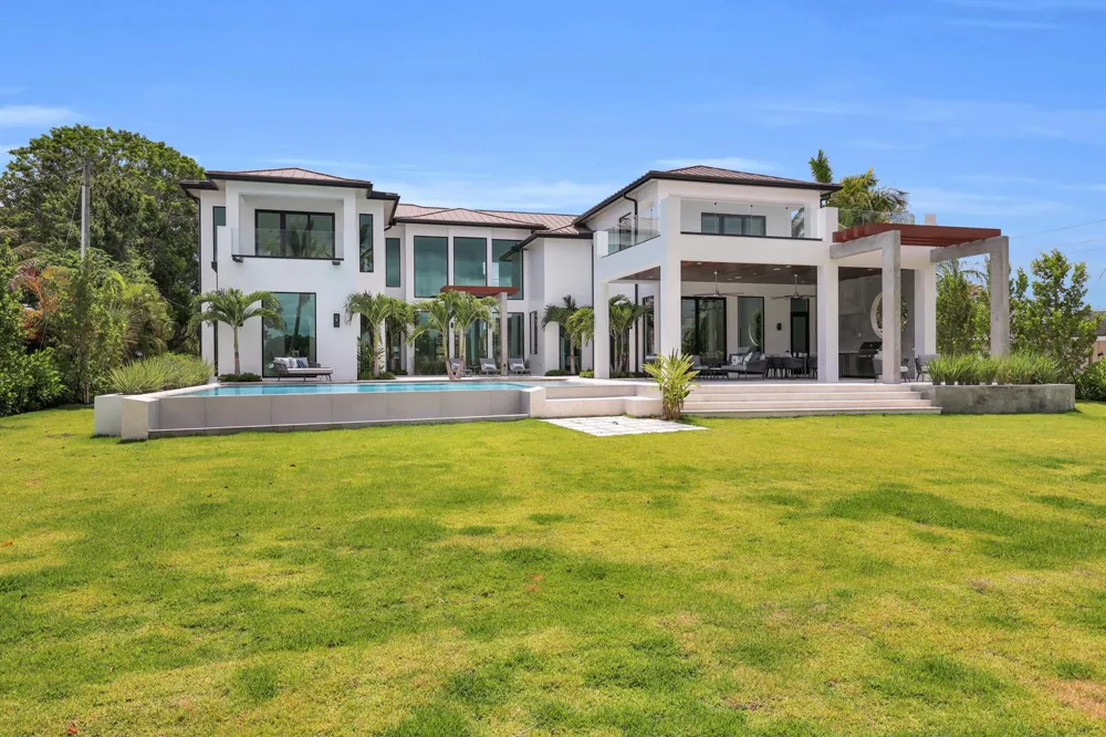 19175 W Riverside Drive Tequesta, FL 33469