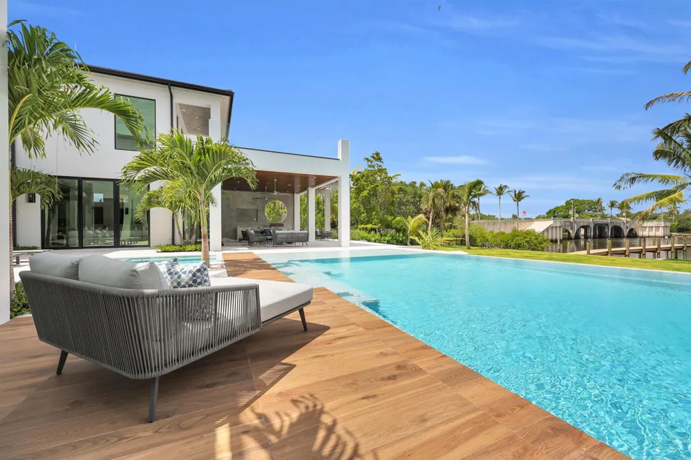 19175 W Riverside Drive Tequesta, FL 33469