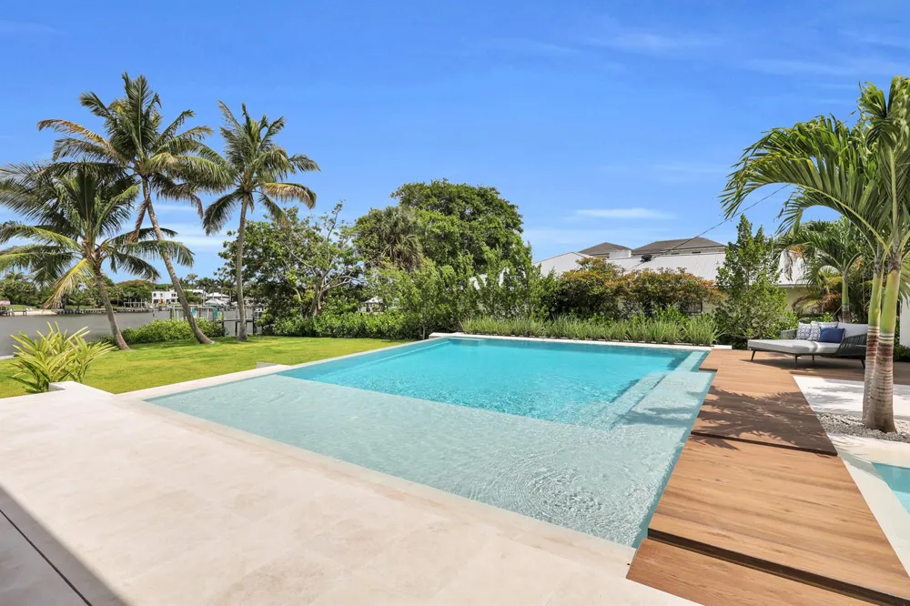 19175 W Riverside Drive Tequesta, FL 33469