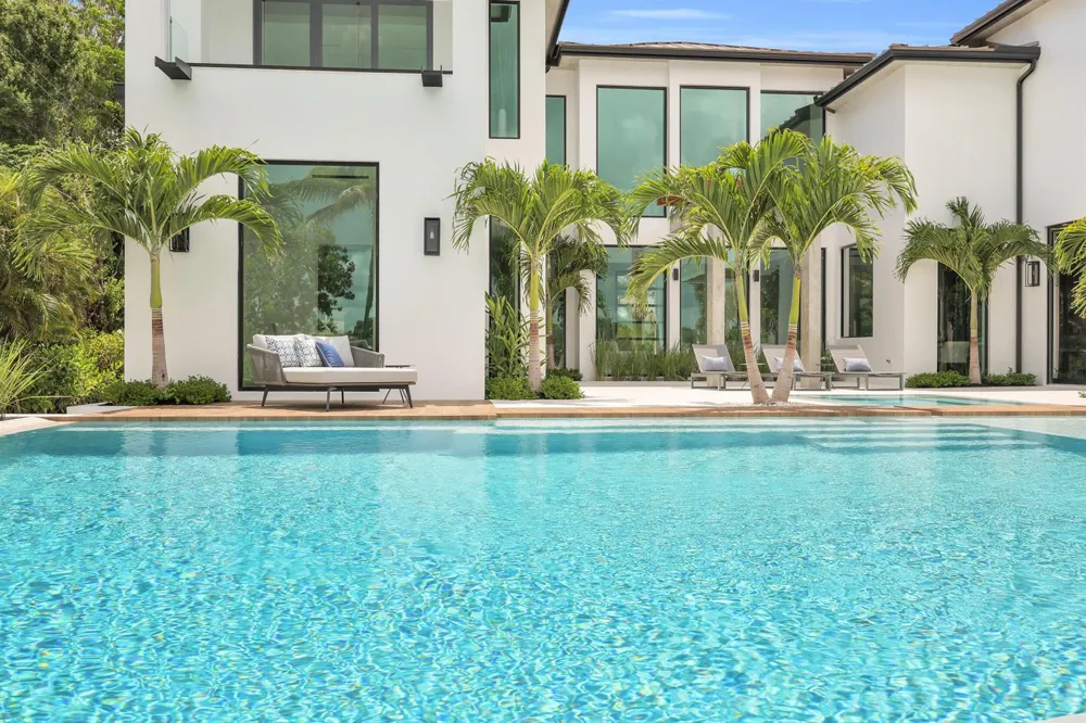 19175 W Riverside Drive Tequesta, FL 33469