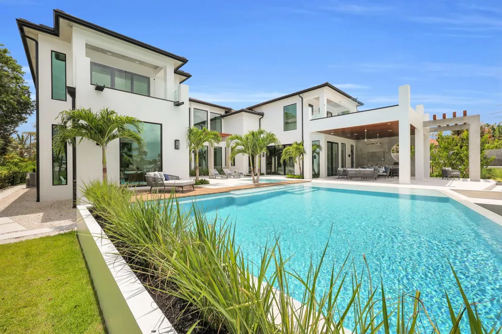 19175 W Riverside Drive Tequesta, FL 33469