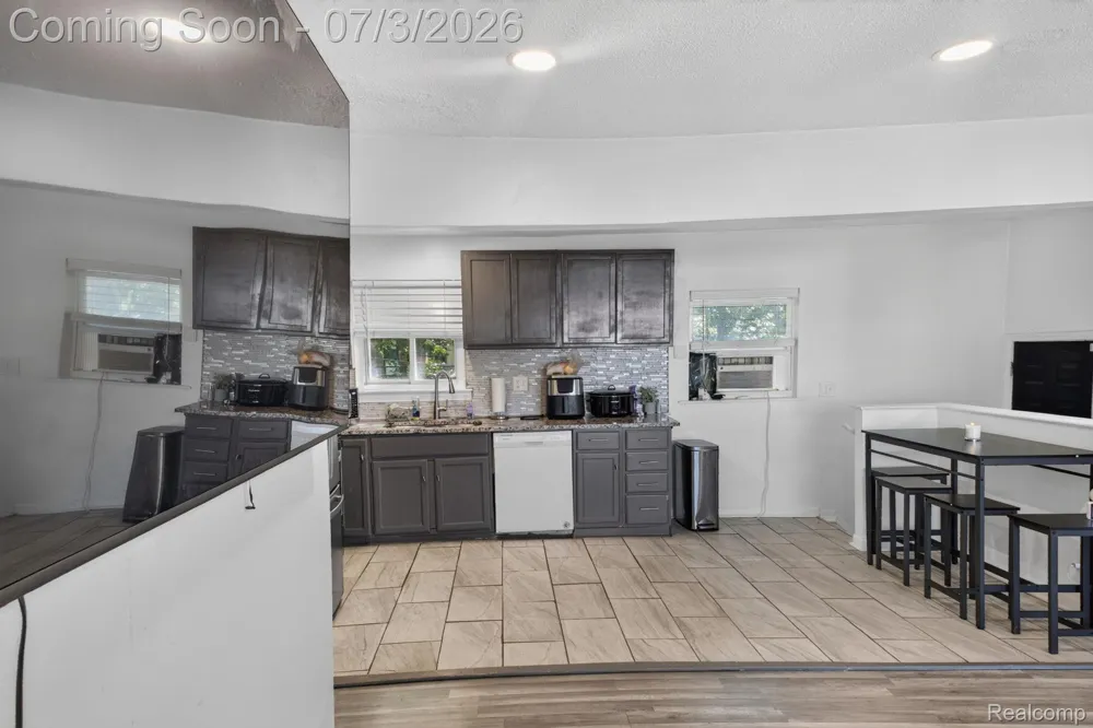 21326 Ithaca Avenue Royal Oak Charter Township, MI 48220