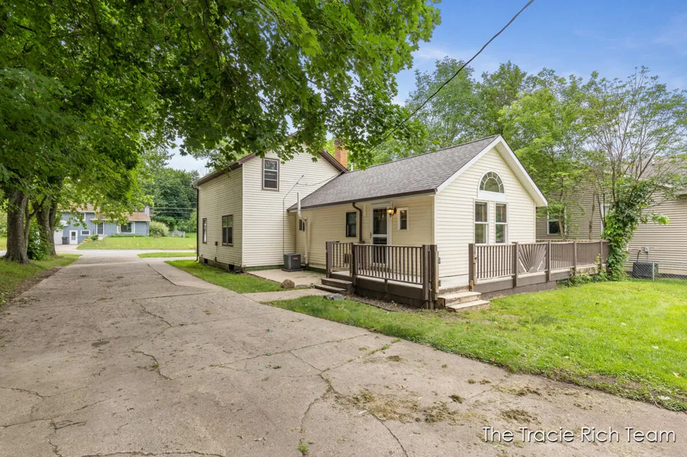227 E Division Street NE Rockford, MI 49341