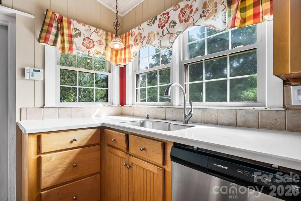 15 6th Em Street Marion, NC 28752