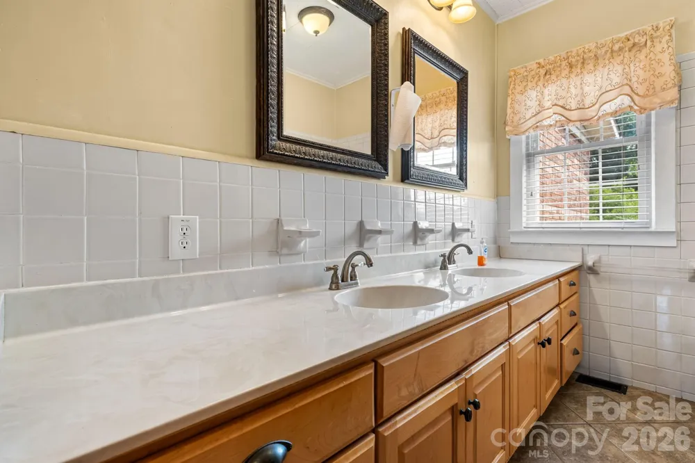 15 6th Em Street Marion, NC 28752