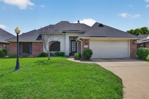 323 Oakland Place
