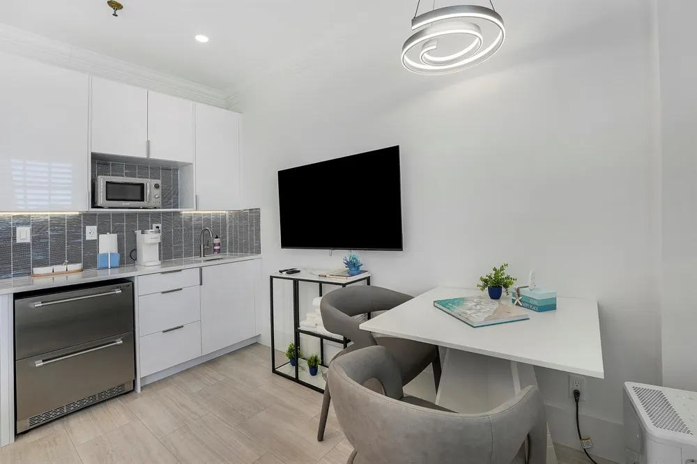 235 Sunrise Avenue #2011 Palm Beach, FL 33480