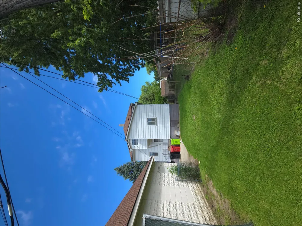 19504 Bigelow Street Roseville City, MI 48066