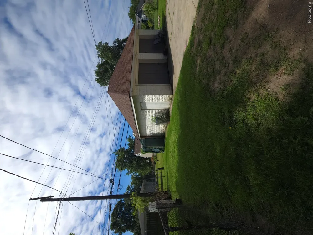 19504 Bigelow Street Roseville City, MI 48066