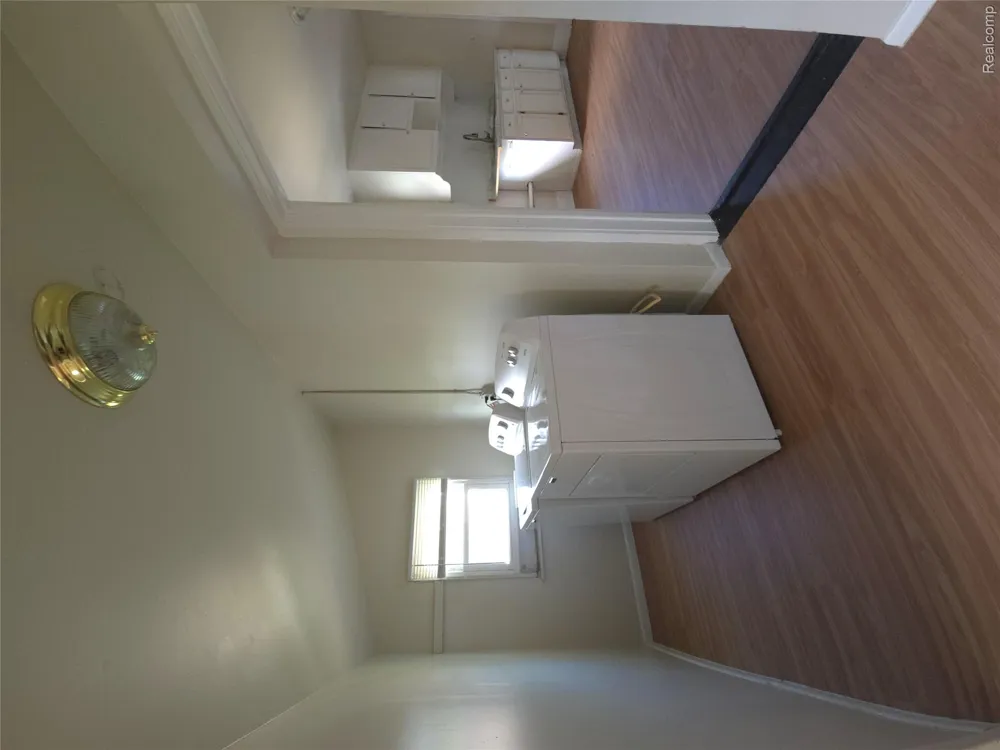 19504 Bigelow Street Roseville City, MI 48066