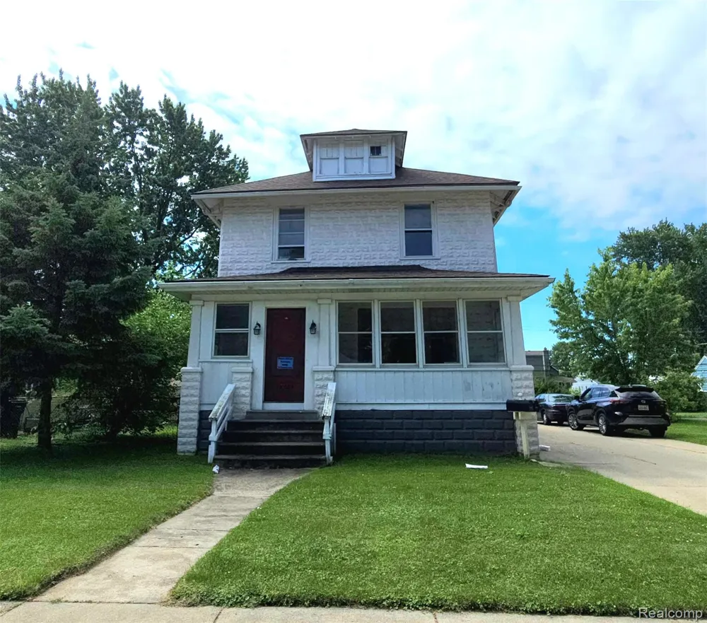 19504 Bigelow Street Roseville City, MI 48066