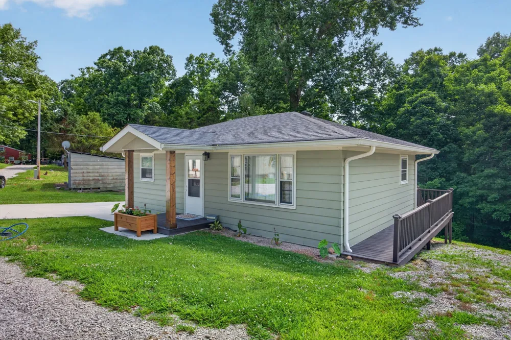 94 Cummins Ct Celina, TN 38551