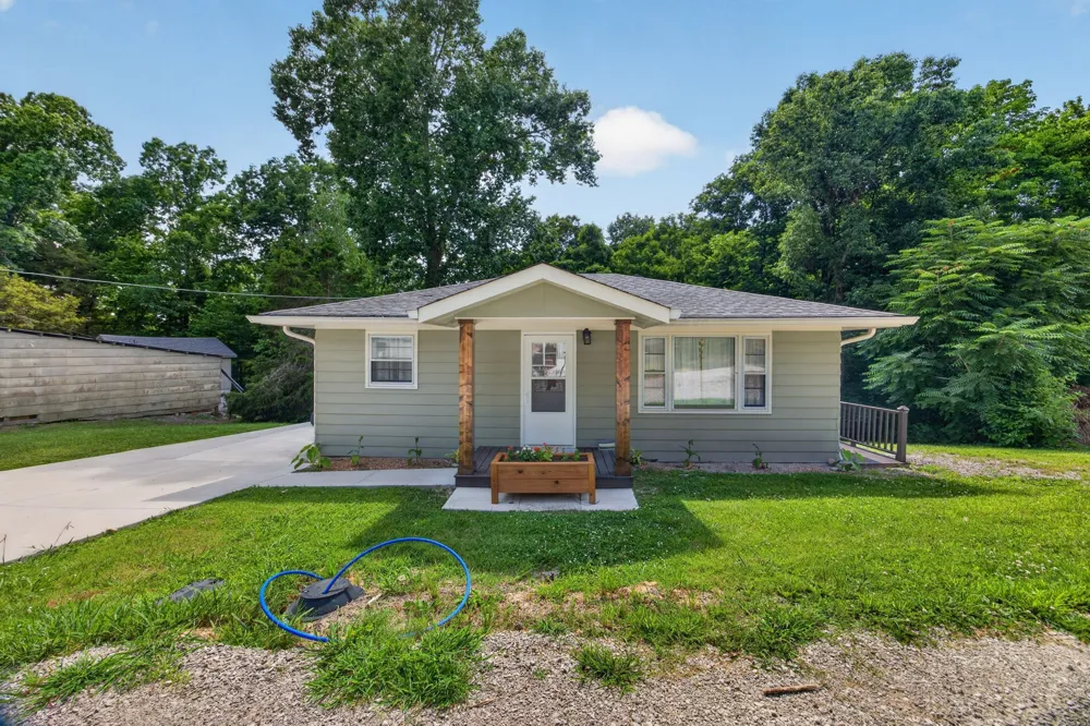 94 Cummins Ct Celina, TN 38551