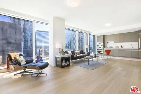 889 Francisco Street #909