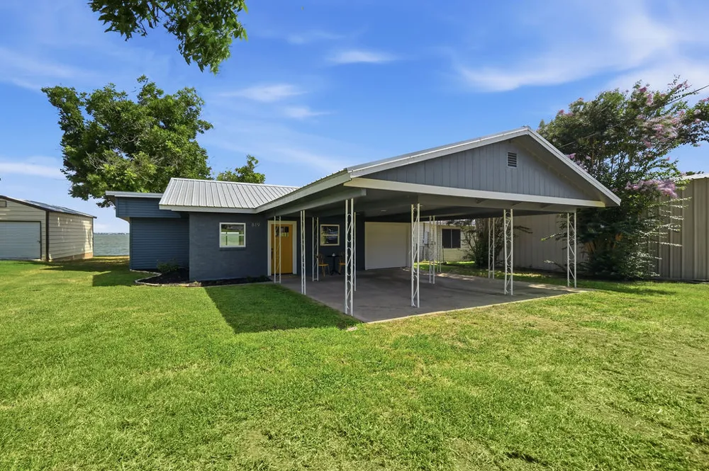 819 Lakeshore Loop Tow, TX 78672
