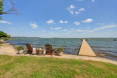 819 Lakeshore Loop