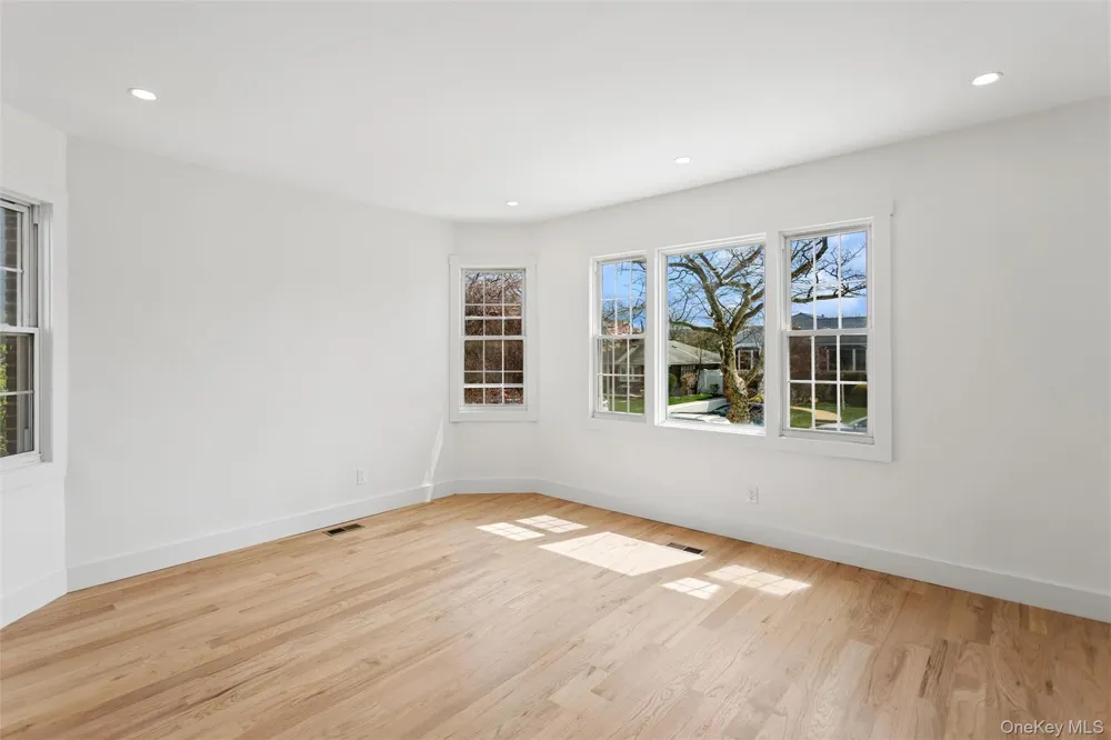 449 W Beech Street Long Beach, NY 11561