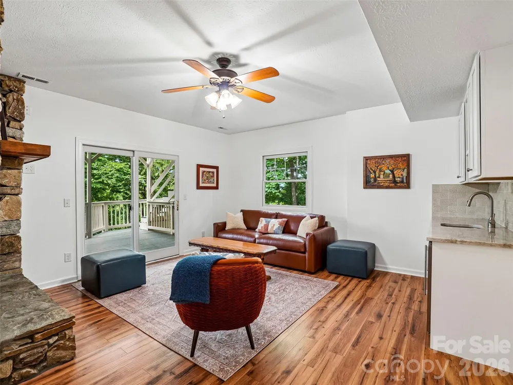 10 Chestnut Top Circle Mills River, NC 28759