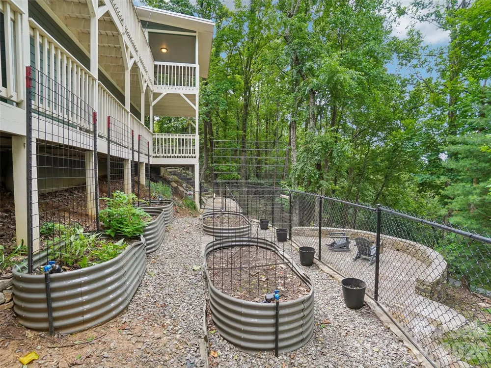10 Chestnut Top Circle Mills River, NC 28759