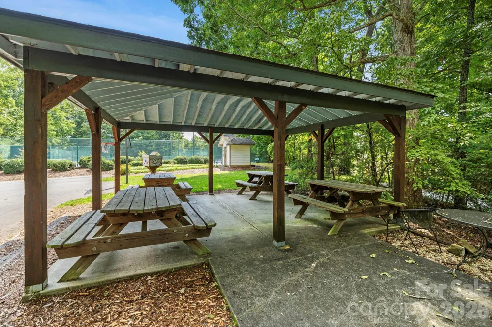 10 Chestnut Top Circle Mills River, NC 28759