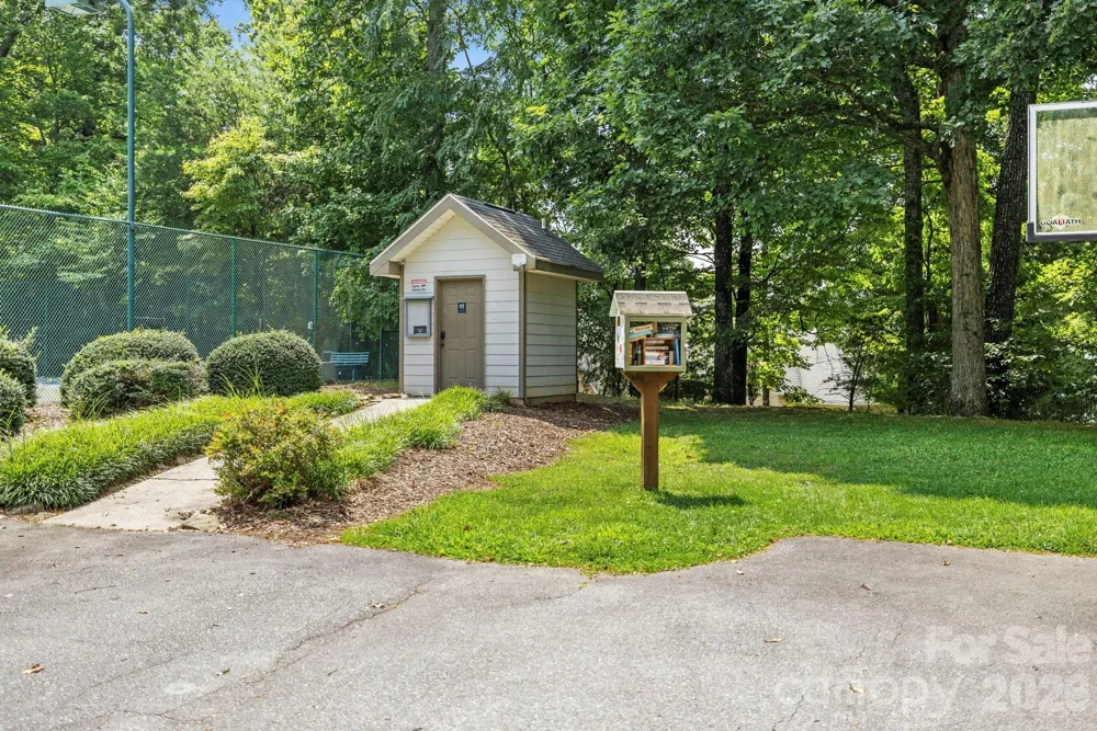 10 Chestnut Top Circle Mills River, NC 28759