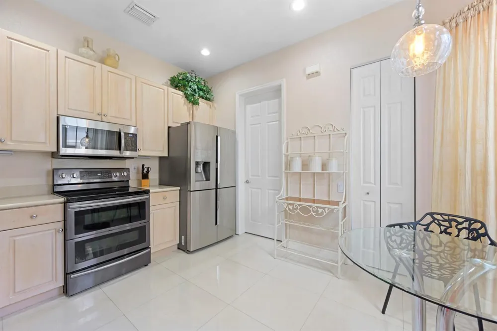 1384 Harbor View W Hollywood, FL 33019