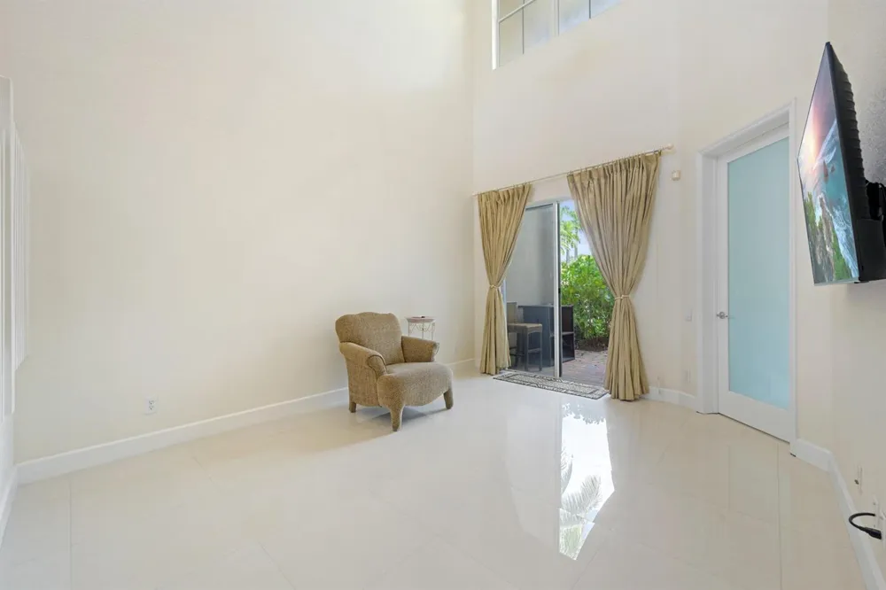 1384 Harbor View W Hollywood, FL 33019