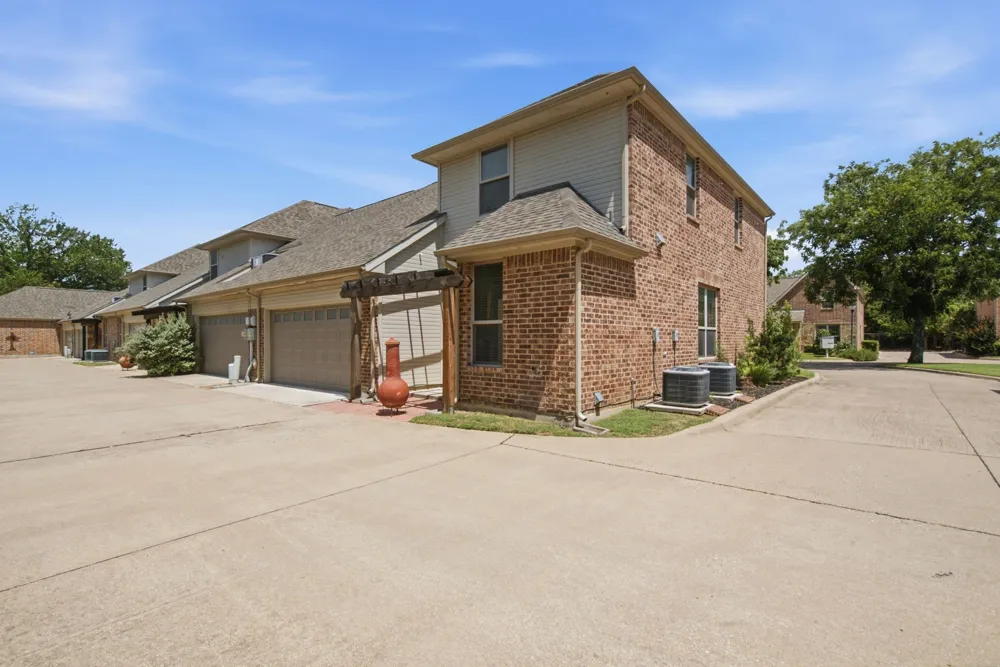 5221 Park Drive River Oaks, TX 76114