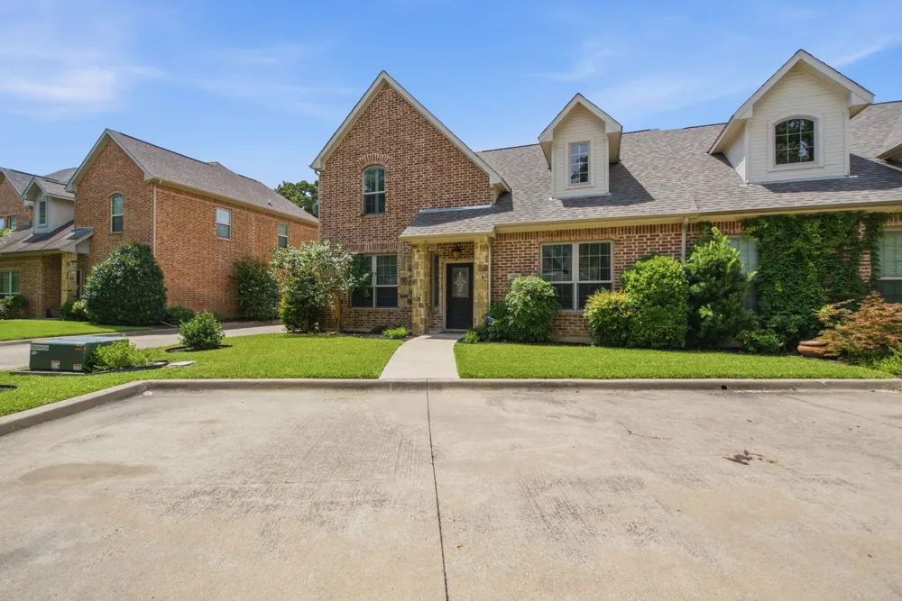 5221 Park Drive River Oaks, TX 76114